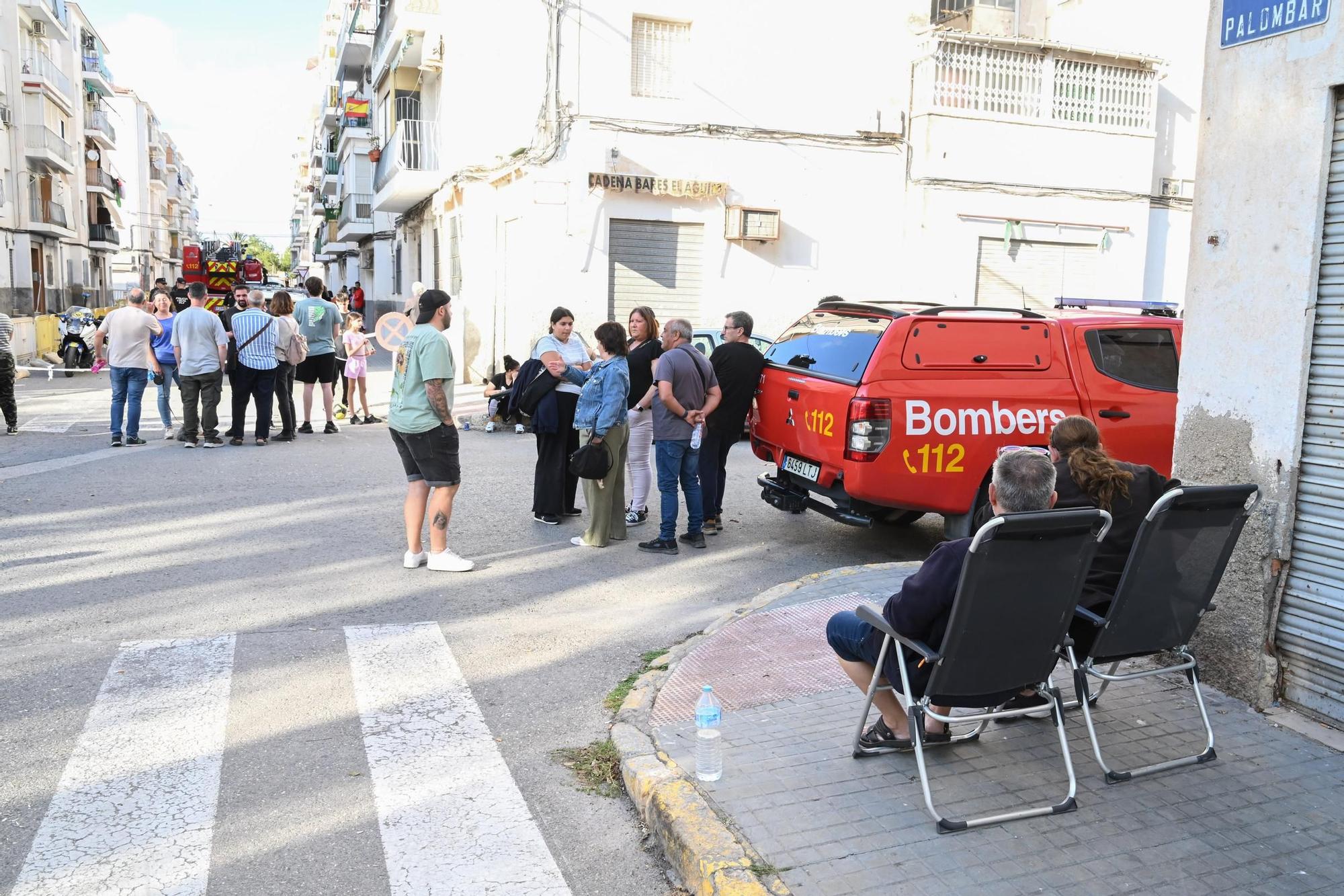 Así están sacando los bomberos las pertenencias de los vecinos desalojados de San Antón en Elche