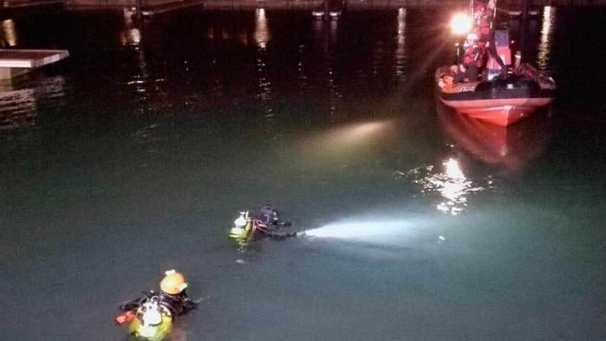 Labores de rescate de los cuerpos, en Laredo.