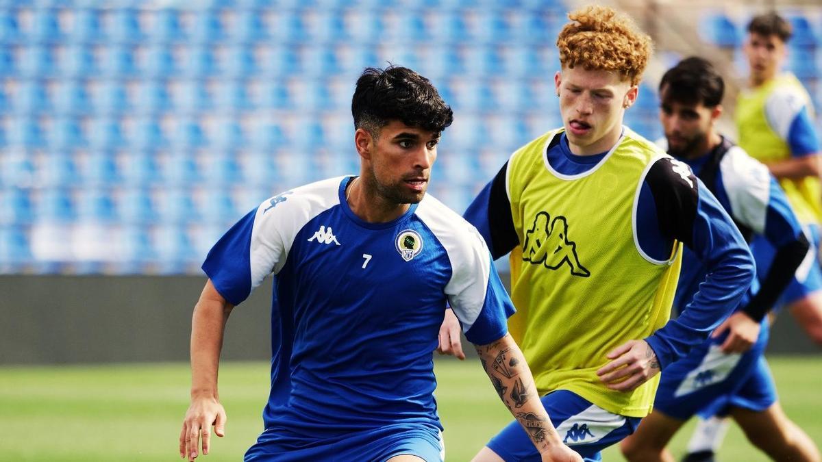 Andy Escudero, presionado por Jeremy de León, durante un entrenamiento del Hércules en el Rico Pérez.