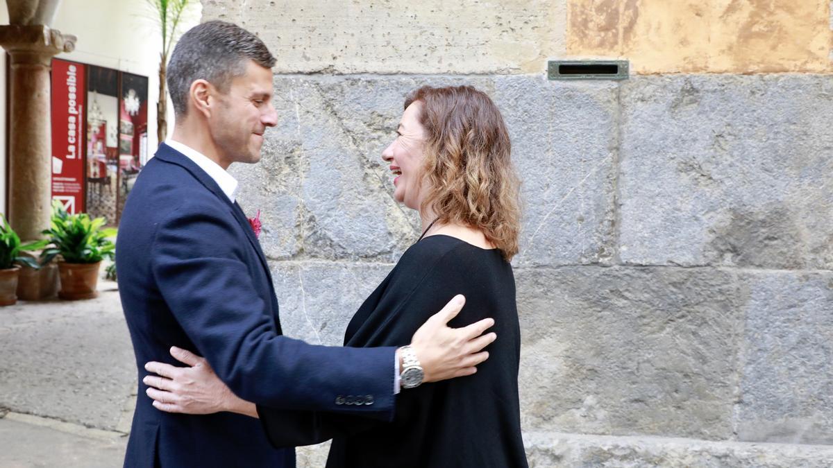 Othman Ktiri recibe el saludo de la presidenta del Govern, Francina Armengol