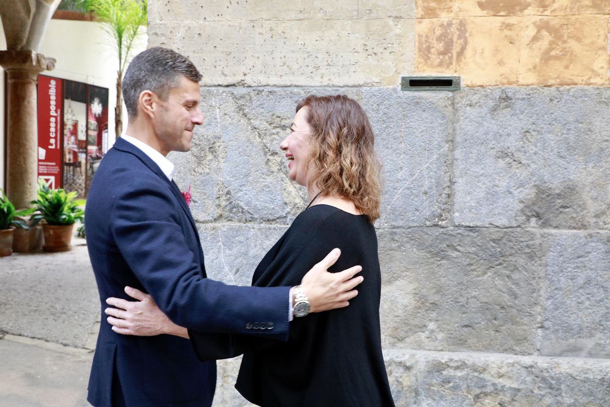 Othman Ktiri recibe el saludo de la presidenta del Govern, Francina Armengol