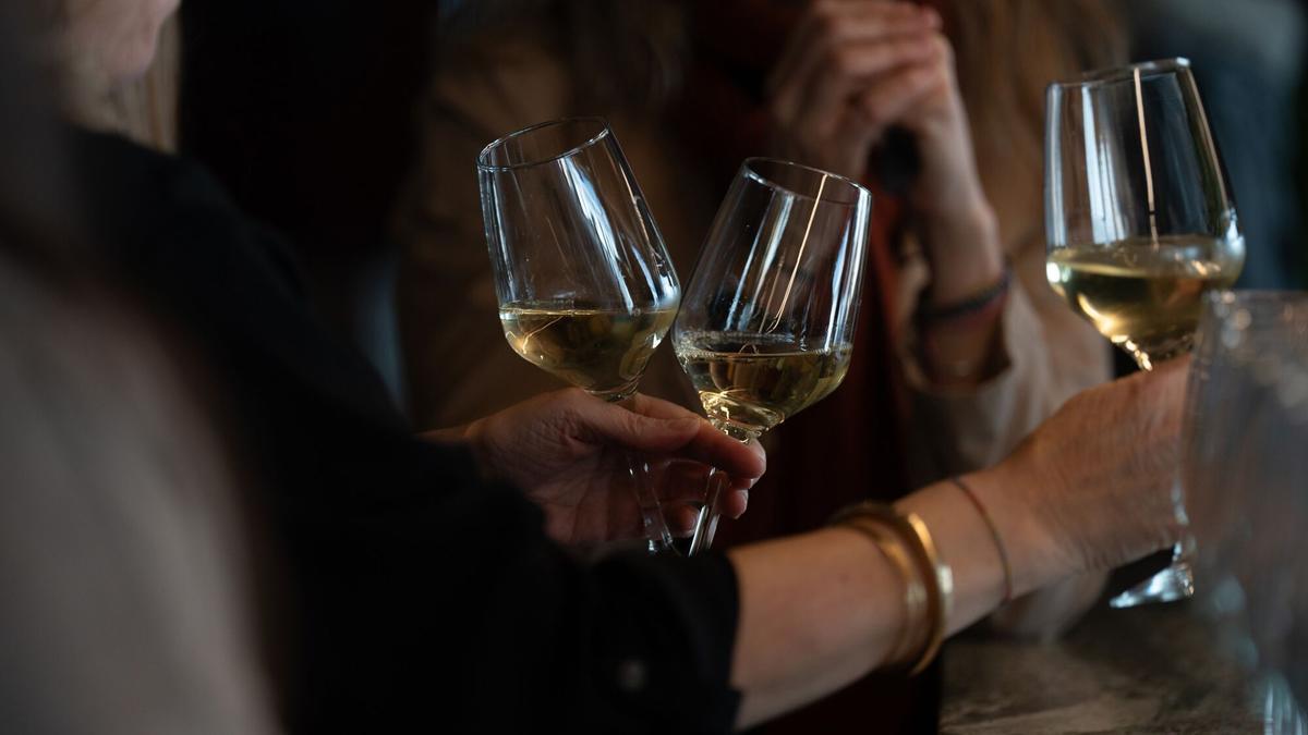 21/02/2024 Varias personas con copas de vino blanco, 21 de febrero de 2024, en Barcelona, Catalunya (España). ECONOMIA David Zorrakino - Europa Press