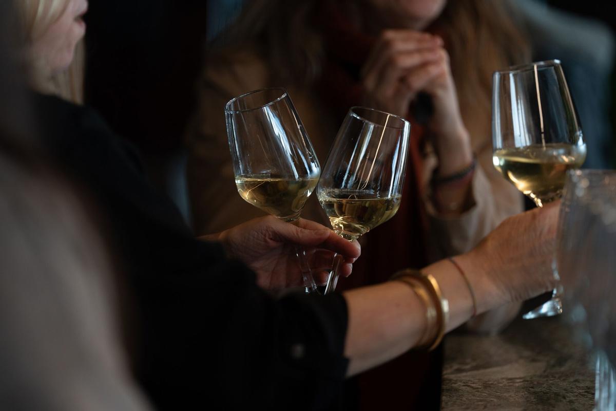 21/02/2024 Varias personas con copas de vino blanco, 21 de febrero de 2024, en Barcelona, Catalunya (España). ECONOMIA David Zorrakino - Europa Press