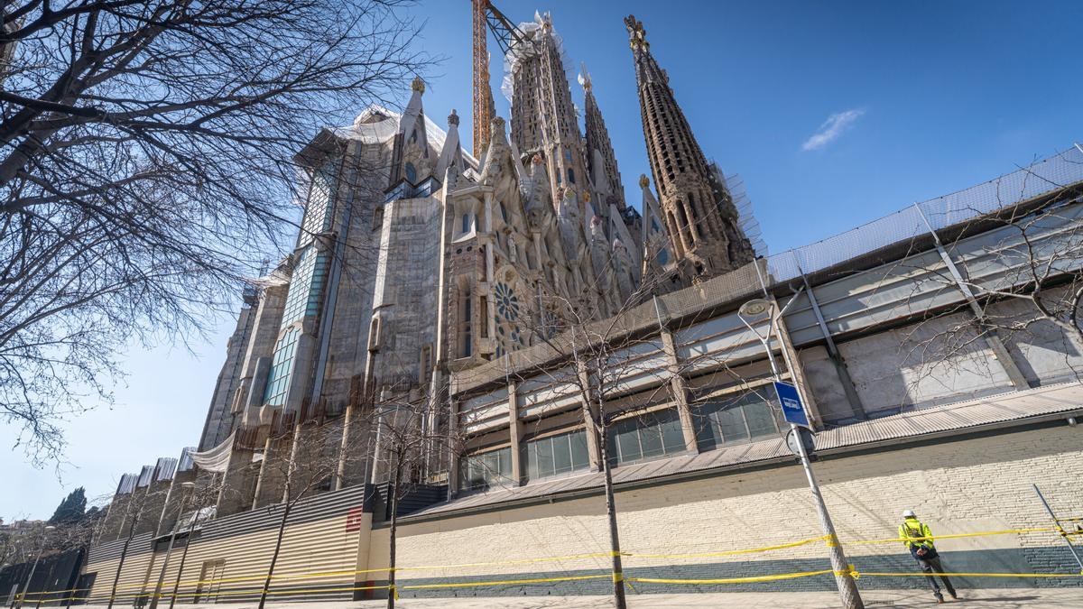 Acera cortada frente a la fachada de la Gloria de la Sagrada Familia para colocar el primer andamio