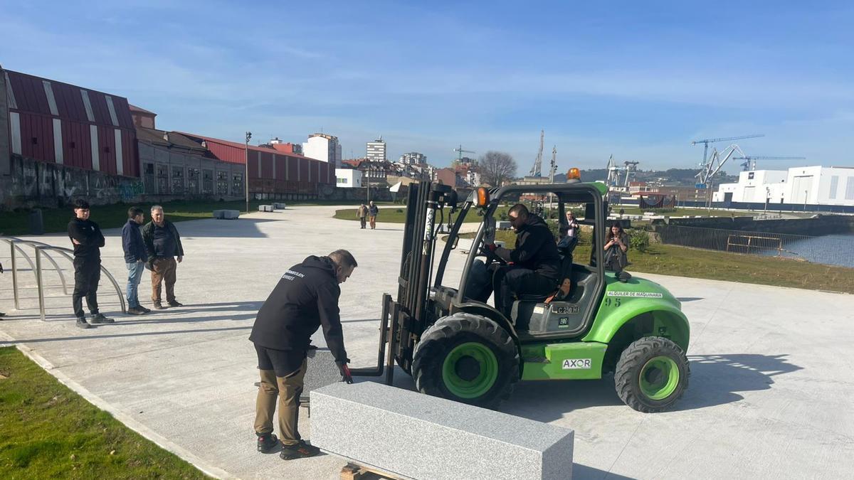 VÍDEO: Comienza la colocación de bancos en el paseo de Naval Azul