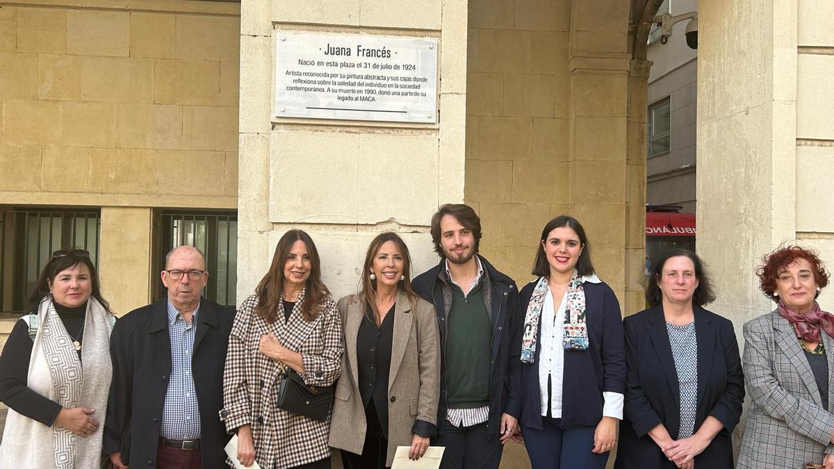 Placa instalada este viernes en homenaje a la artista alicantina Juana Francés en el centenario de su nacimiento