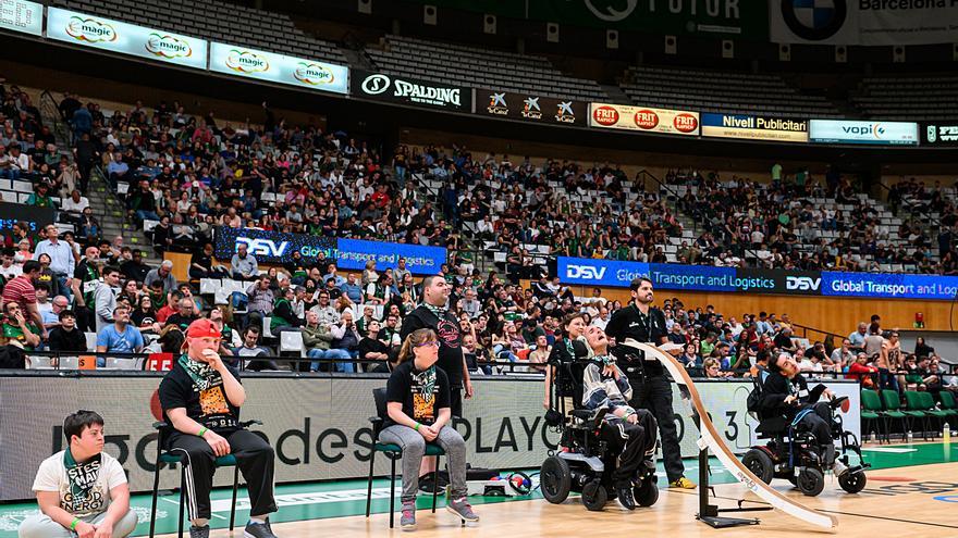 Deportistas de Aspromivise realizan un exhibición de boccia ante 9.500 personas en Badalona