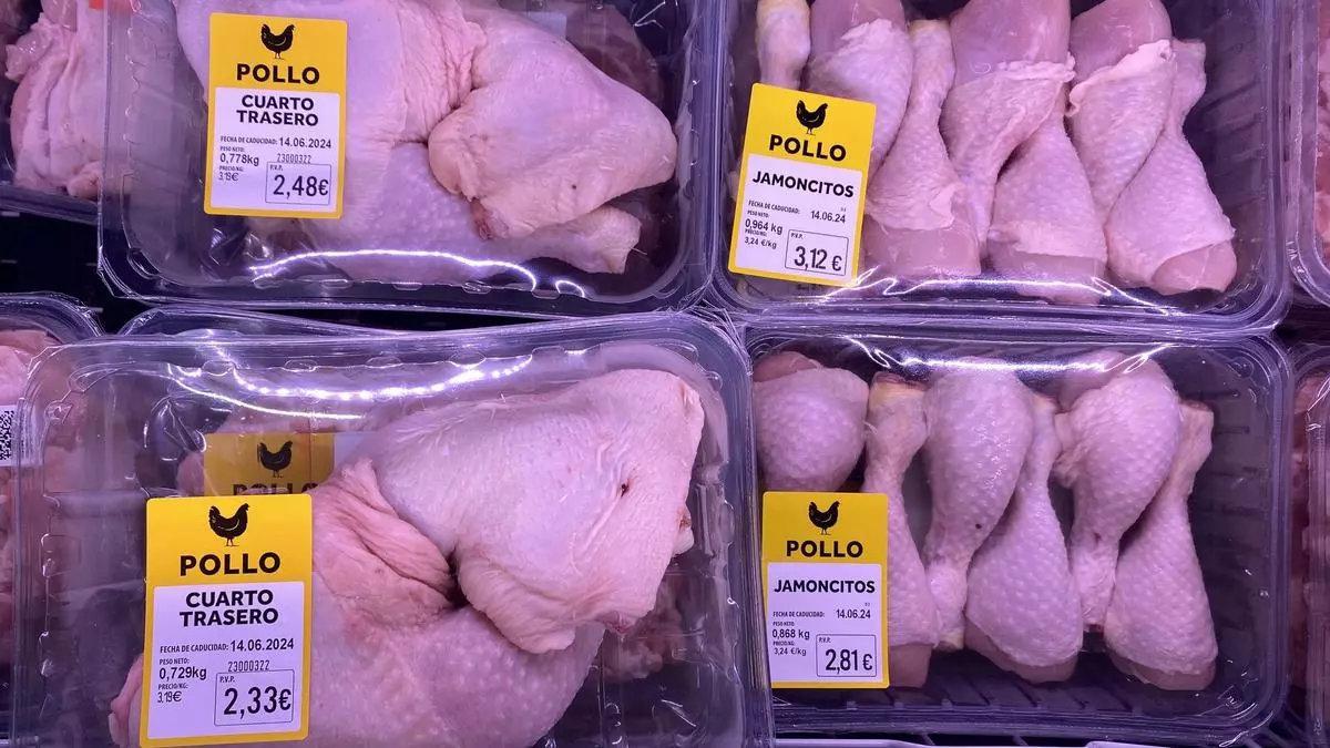 Bandejas de pollo como las analizadas por el Observatorio de Bienestar Animal, que ha detectado bacterias resistentes a los antibióticos.