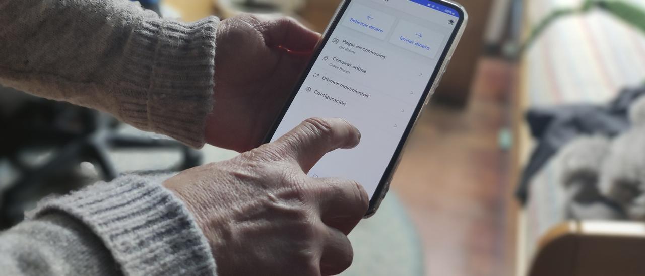 Un usuario realiza una operación de pago con la app Bizum.
