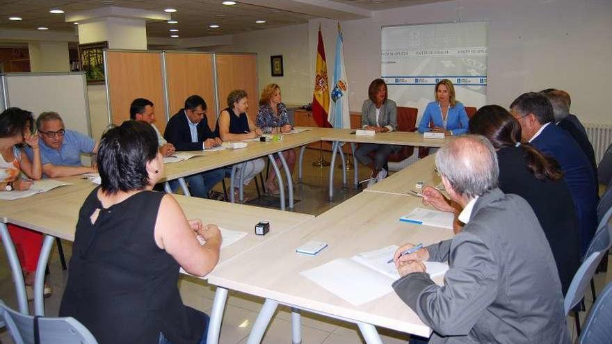 Los alcaldes reunidos ayer con la directora xeral de Administración Local. // FdV