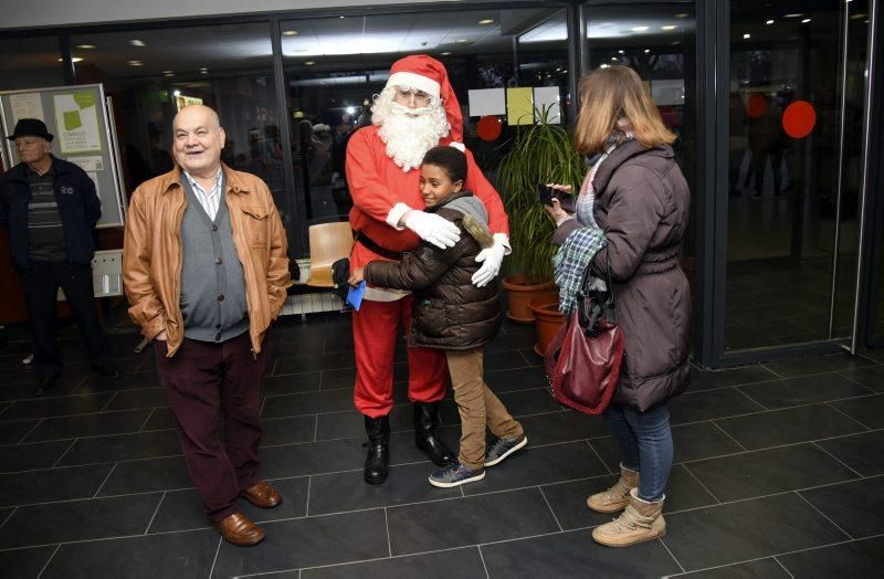 Los Reyes Magos visitan el centro de mayores Rey Fernando