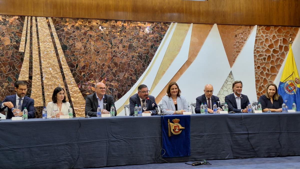 Participantes en el acto en el que el Náutico compra casi 10.000 metros cuadrados de suelo al Puerto de Las Palmas