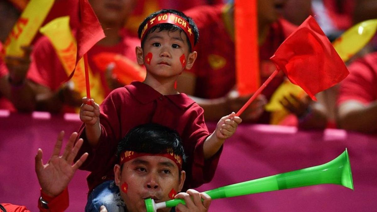 zentauroepp49715599 vietnam s supporters cheer on their team during the qatar 20190907154049