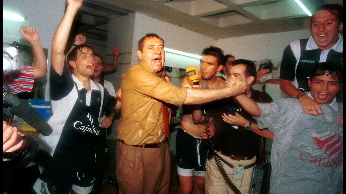 Pepe Escalante, eufórico y empapado en la ducha tras la victoria en Cartagena que dio el ascenso al Córdoba a Segunda A en 1999.