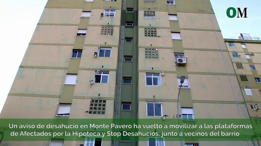 Activistas y vecinos logran parar el desahucio de una familia en Monte Pavero