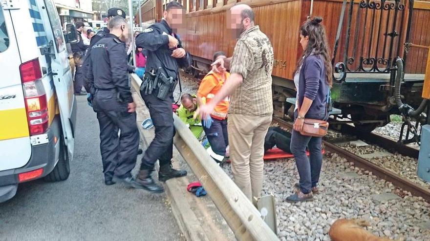 Los servicios de emergencia atienden al hombre herido al cruzar la vía del tren.