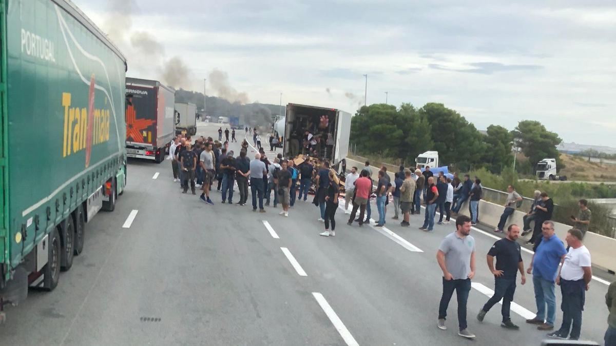 Un dels camions carregats que han aturat i buidat els manifestants al Voló