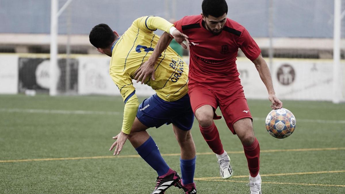 El davanter vermell Felipe Guerrero ‘Pipe’ supera el lateral dret ‘maurista’ Javi García