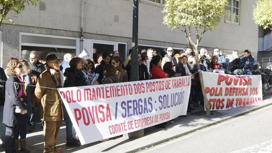 Los trabajadores del Povisa, en una de sus concentraciones exigiendo un acuerdo // Alba Villar