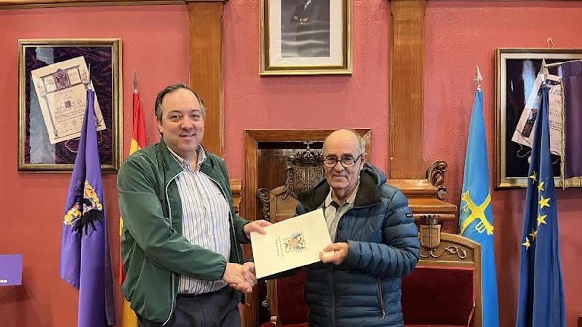 Alejandro Vega y José Miguel Beneyto, presidente del Ateneo, tras la firma del convenio.