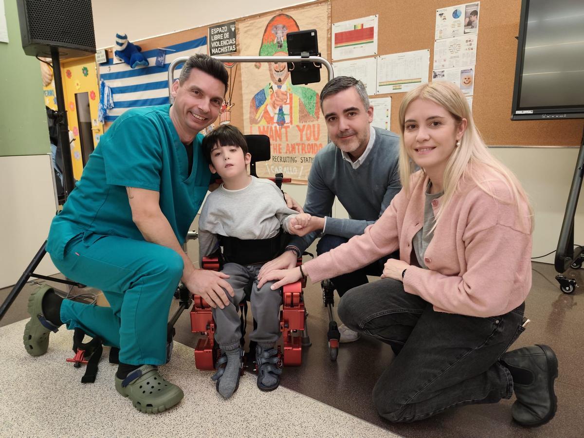 Darío, con sus padres, Andrea Bastos y Fran Campos, y el fisioterapauta Santiago Carral, este miércoles, en las instalaciones de Aspace Coruña.