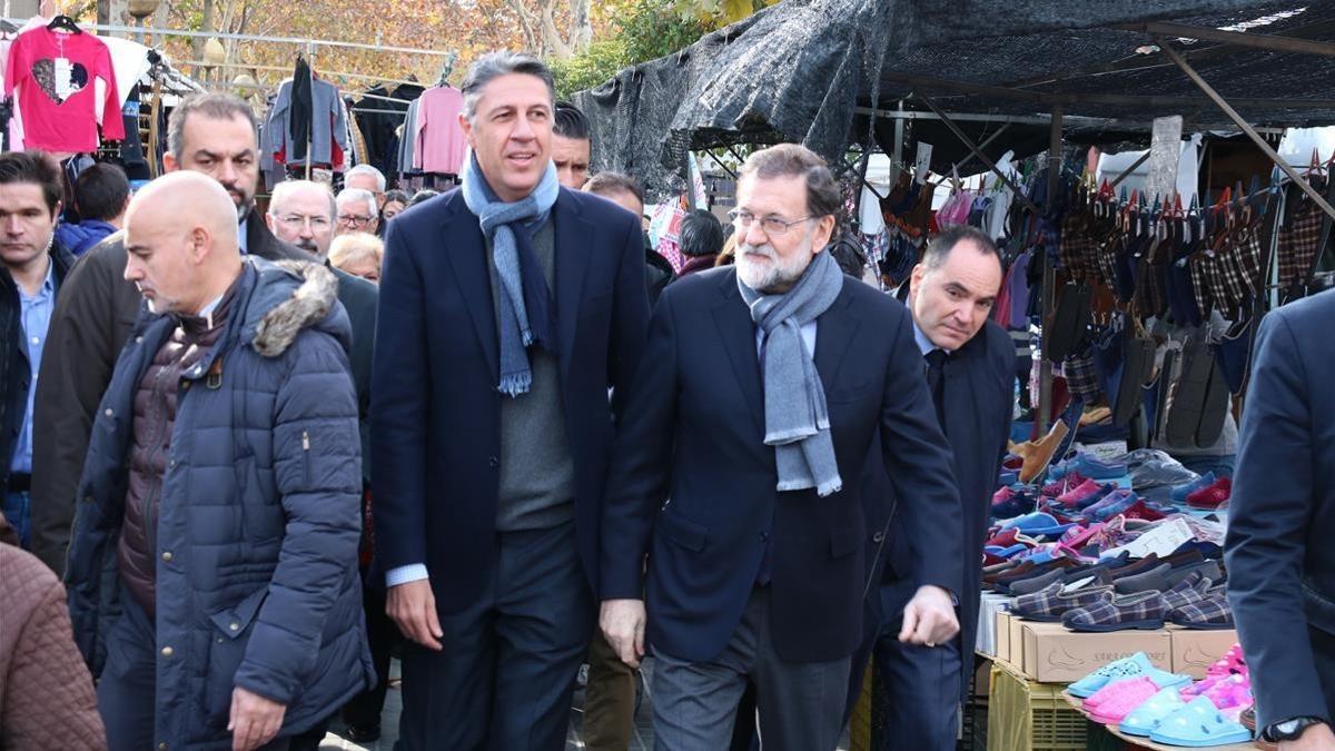 El presidente Mariano Rajoy junto a Xavier García Albiol paseando por el barrio badalonés de Llefià.