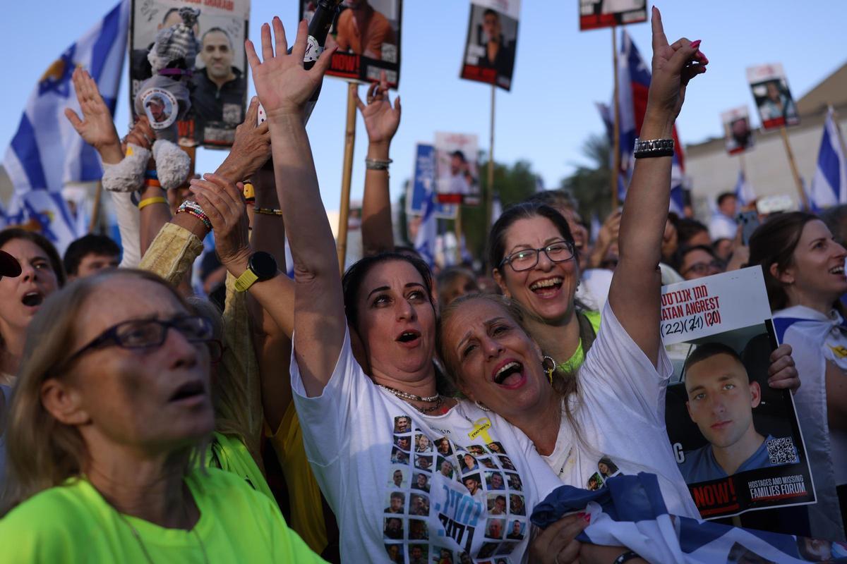 Cientos de personas aguardan en Tel Aviv el regreso de los rehenes liberados por Hamás
