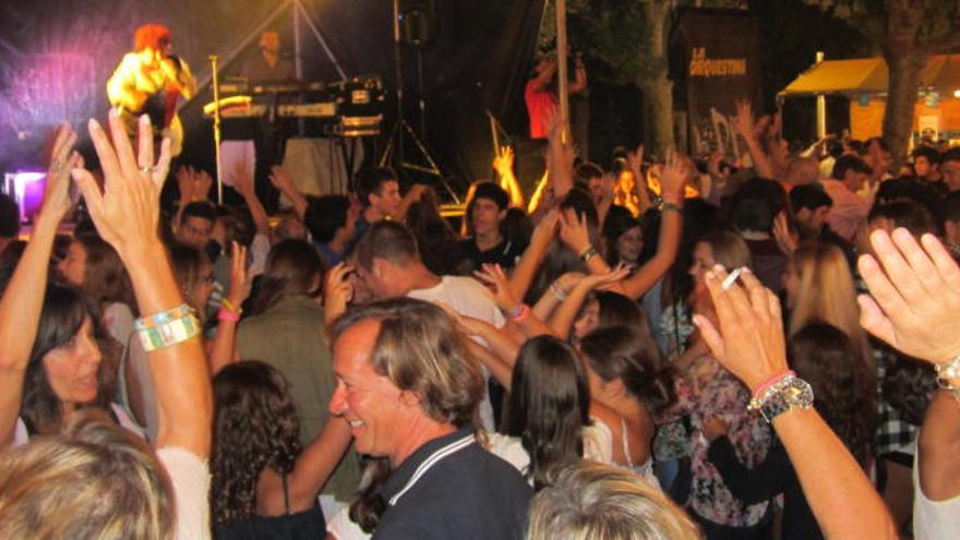 Una verbena en las fiestas de un barrio de Gijón.