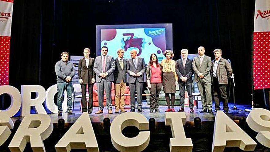 Autoridades, responsables de la compañía Azucarera y cultivadores de remolacha de la zona posan en una foto de familiar durante la celebración del aniversario.