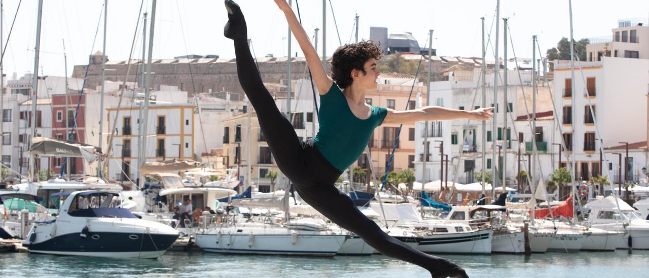 El bailarín Jorge Lamelas, de quince años, en el puerto de Eivissa ayer por la mañana.