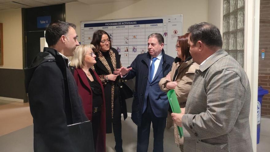 Por la izquierda, el técnico Aitor Sarrias, Rosario Suárez, Covadonga Díaz, Alfredo Canteli, Belén Fernández Acevedo y Álvaro Fernández-Morán, durante la visita al centro social de Ciudad Naranco. | LNE