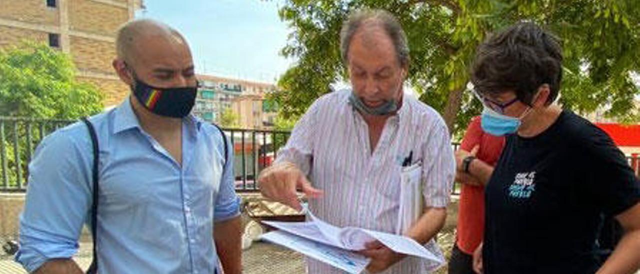 Lima visitó ayer un barrio alicantino con problemas de vivienda.