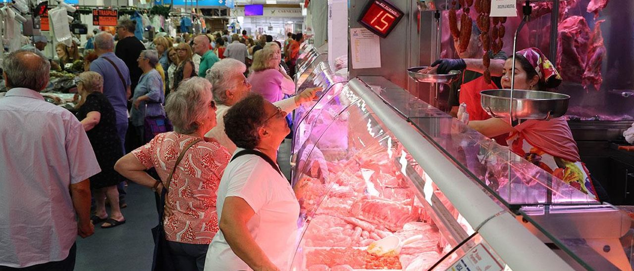 Personas comprando en el mercado de O Calvario en Vigo