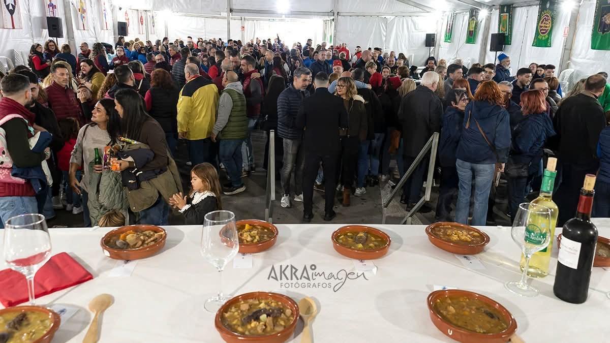 La carpa de Padre Fontova, en San Blas, repleta de vecinos para asistir al concurso de olleta.
