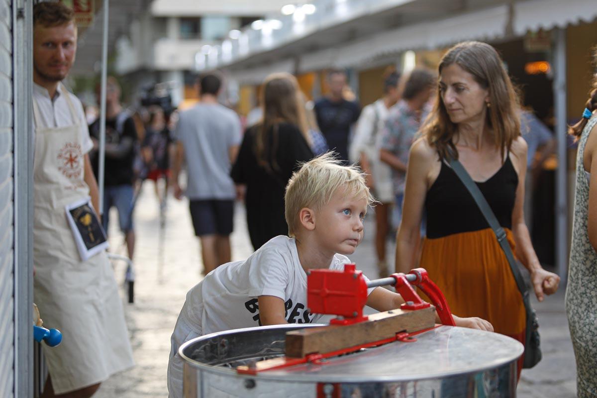 Mercadillo de artesanos en el puerto de Ibiza