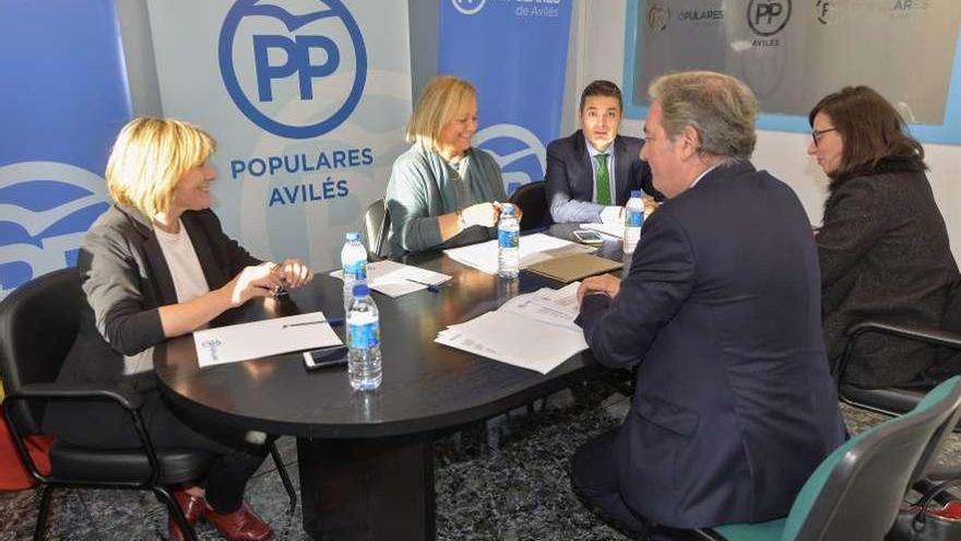 Por la izquierda, Esther Llamazares, secretaria general del PP de Avilés; Mercedes Fernández, y Pedro de Rueda, presidente. De espaldas, los concejales Carlos Rodríguez de la Torre y Ana Bretón.