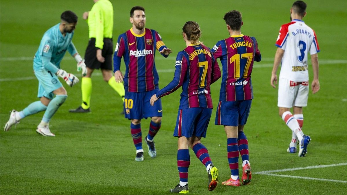 Messi, Griezmann y Trincao, celebrando un gol del Barça ante el Alavés