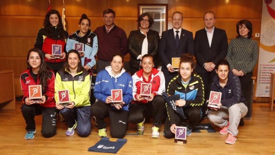 Las capitanas posan con las autoridades durante la recepción.