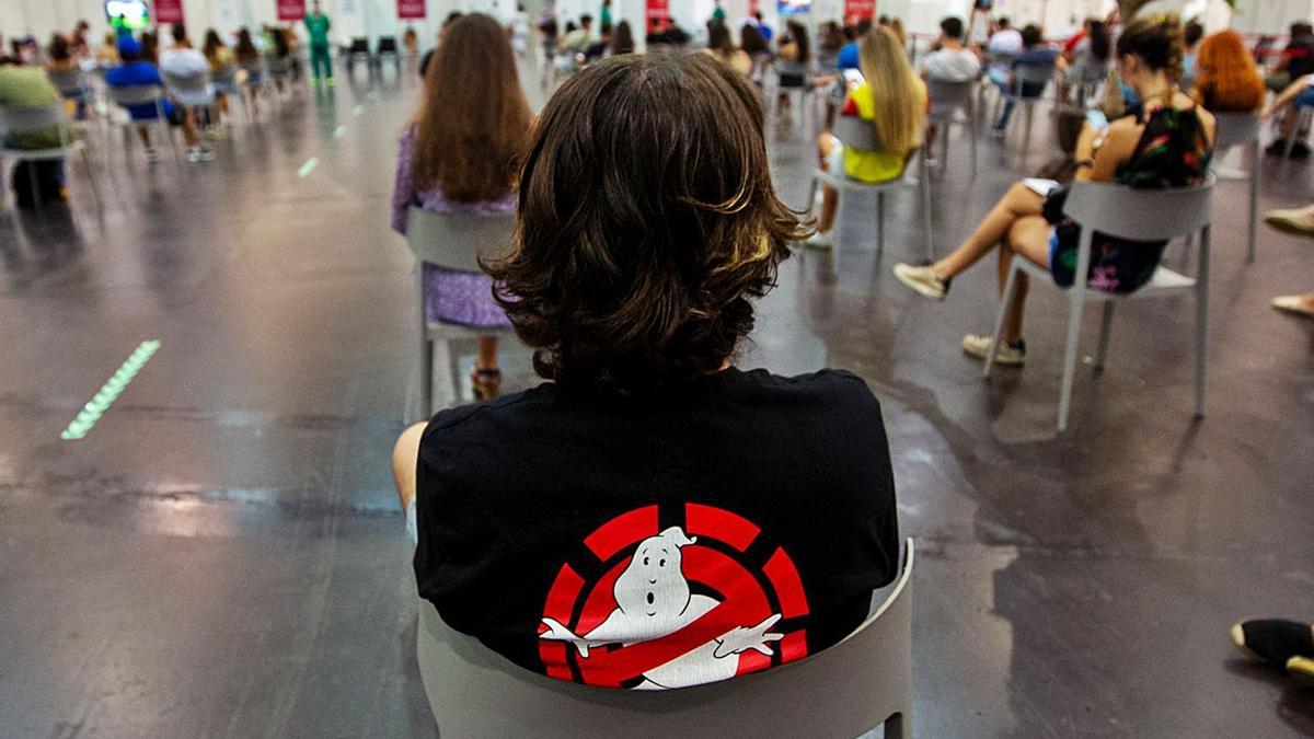 Jóvenes esperando tras recibir la vacuna en Ciudad de la Luz. 