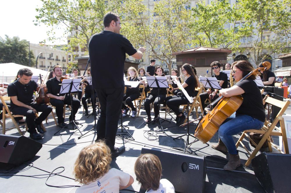 Trobada d'Escoles en Valencià en la plaza del Ayuntamiento