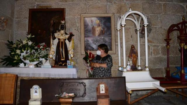 La talla de Santa Ifigenia en el interior de la capilla del pazo de Santa Cruz, en Bueu.   | // GONZALO NÚÑEZ