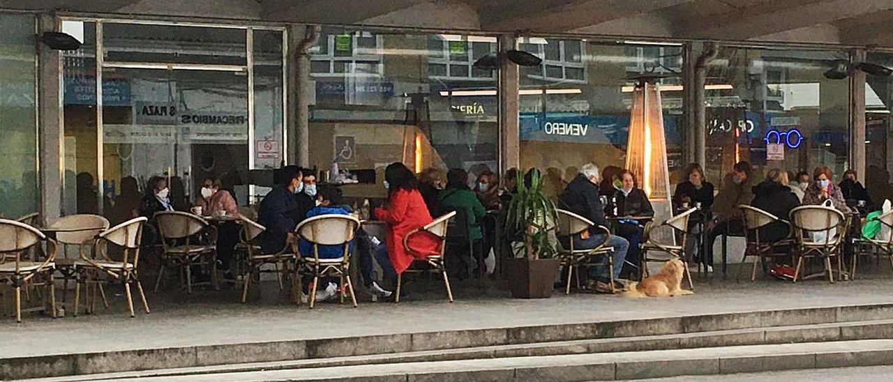 Gente ayer en las terrazas de la plaza.