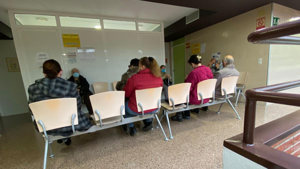Usuarios sentados en la sala de espera de un centro de salud de Murcia, el pasado mes de enero.