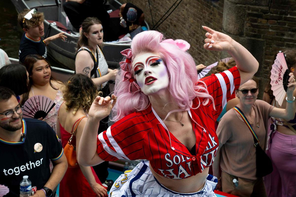 Celebran el desfile anual del orgullo LGTB+ por el Canal en Ámsterdam