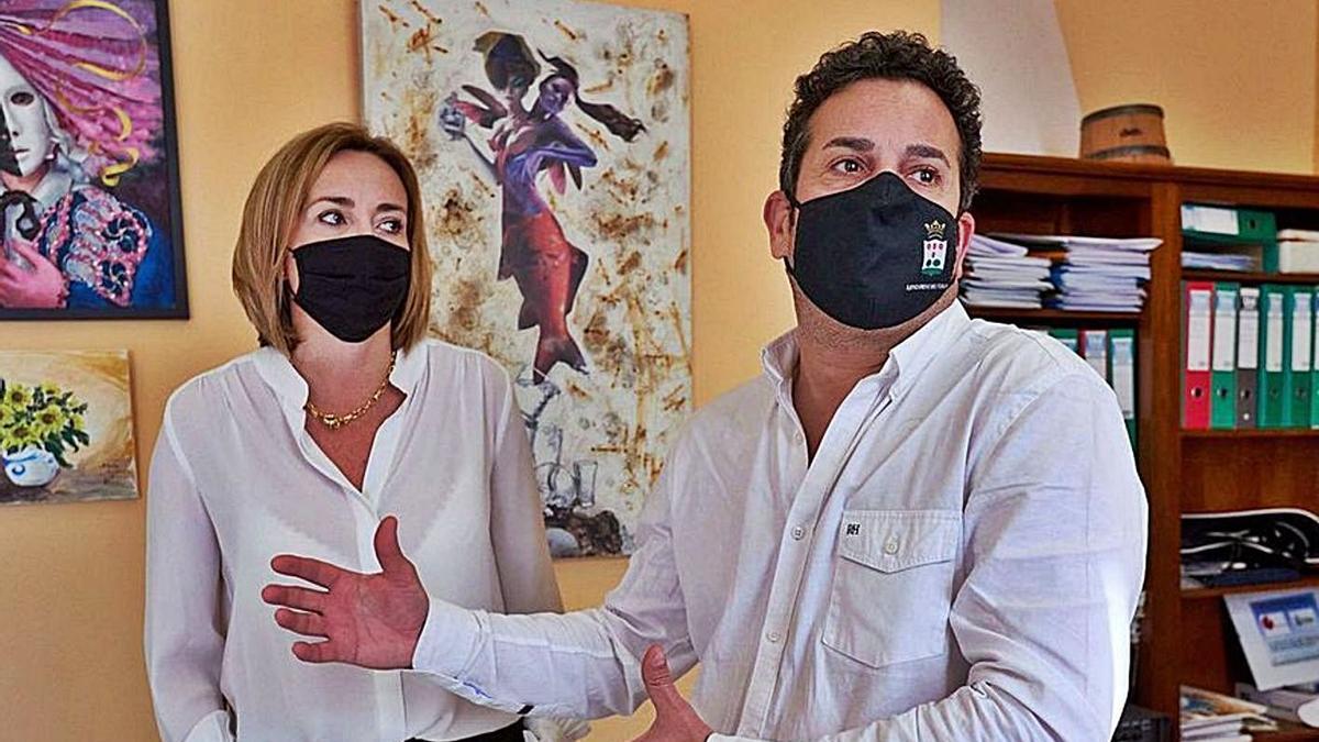 La alcaldesa de El Poblets, Carolina Vives, y el alcalde de El Verger, Ximo Coll. 