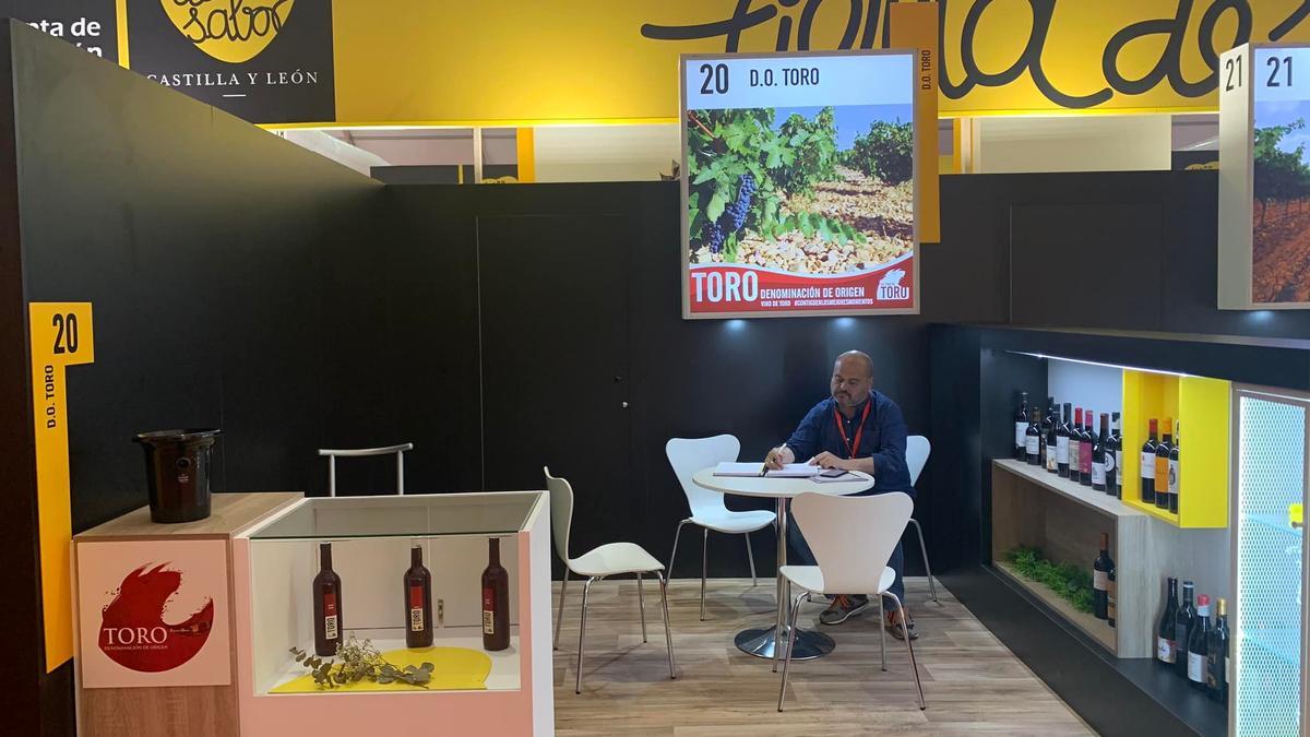 El presidente de la DO, Felipe Nalda, en el stand del &quot;Tierra de Sabor&quot; en Fenavin