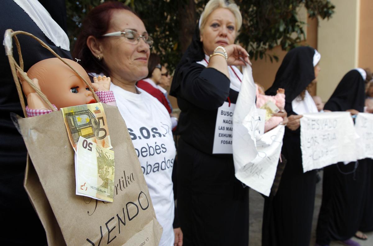 Imagen de archivo de una protesta en València para visibilizar el drama de los bebés robados.