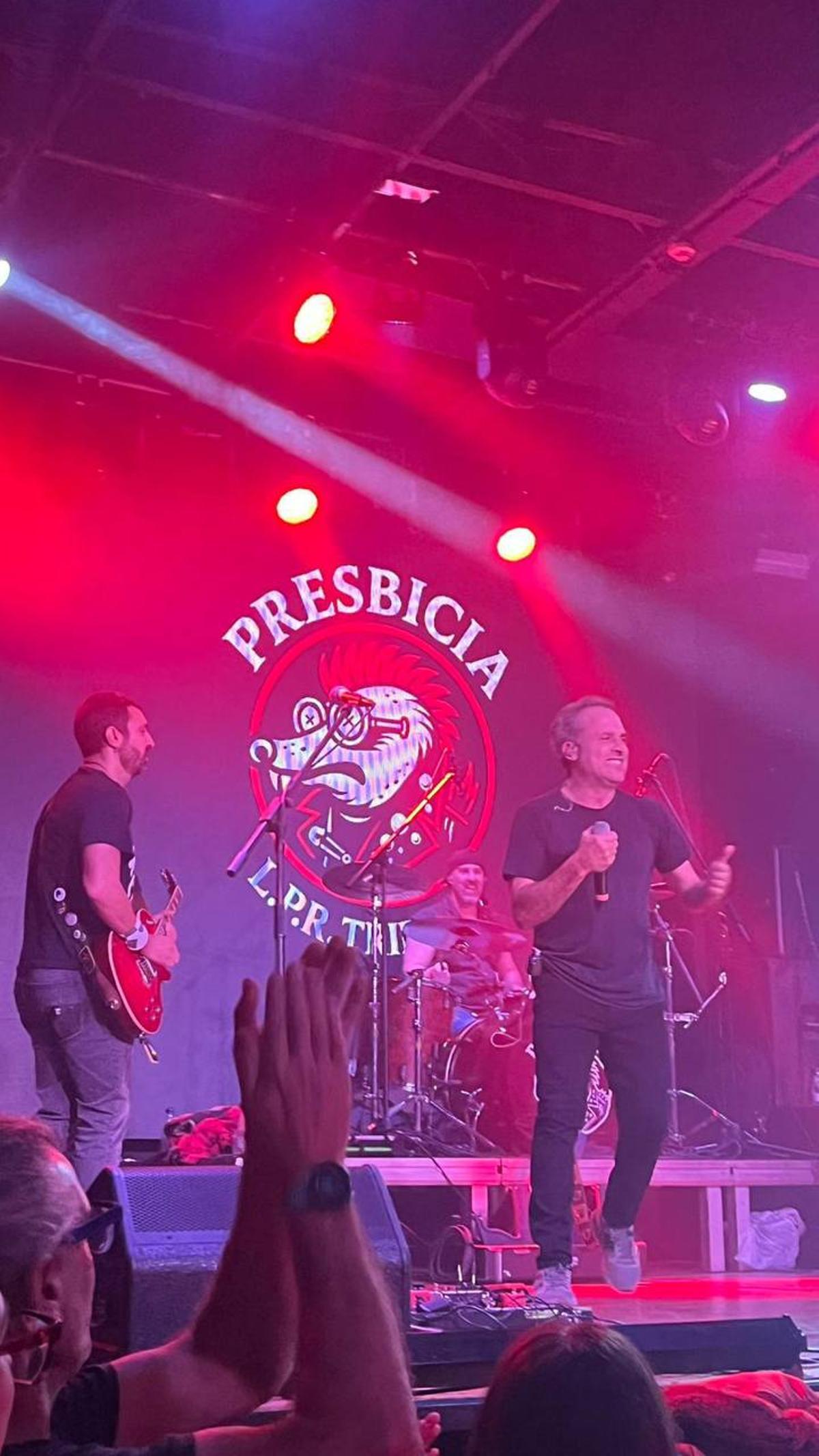 Daniel Guzmán, durante un concierto con su banda Presbicia