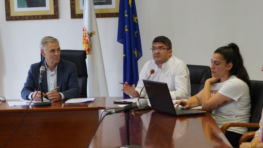 El alcalde escucha al edil Julio López en un pleno.