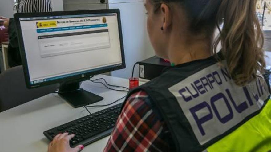 La Policía Nacional analiza contenido informático en una imagen de archivo.